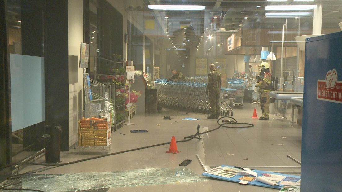 De Albert Heijn aan de Parkweide in Ede die door een plofkraak zwaar beschadigd raakte, gaat zeker niet voor maandag open. Ook wordt al het voedsel in de winkel vernietigd. Dat meldt Gerald ten Have, directeur van onder meer de Albert Heijn in Ede.