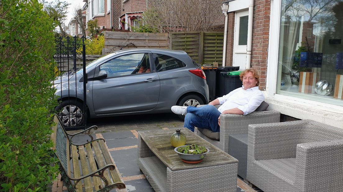 Bas Korswagen heeft de auto in de tuin sinds er betaald parkeren is ingevoerd