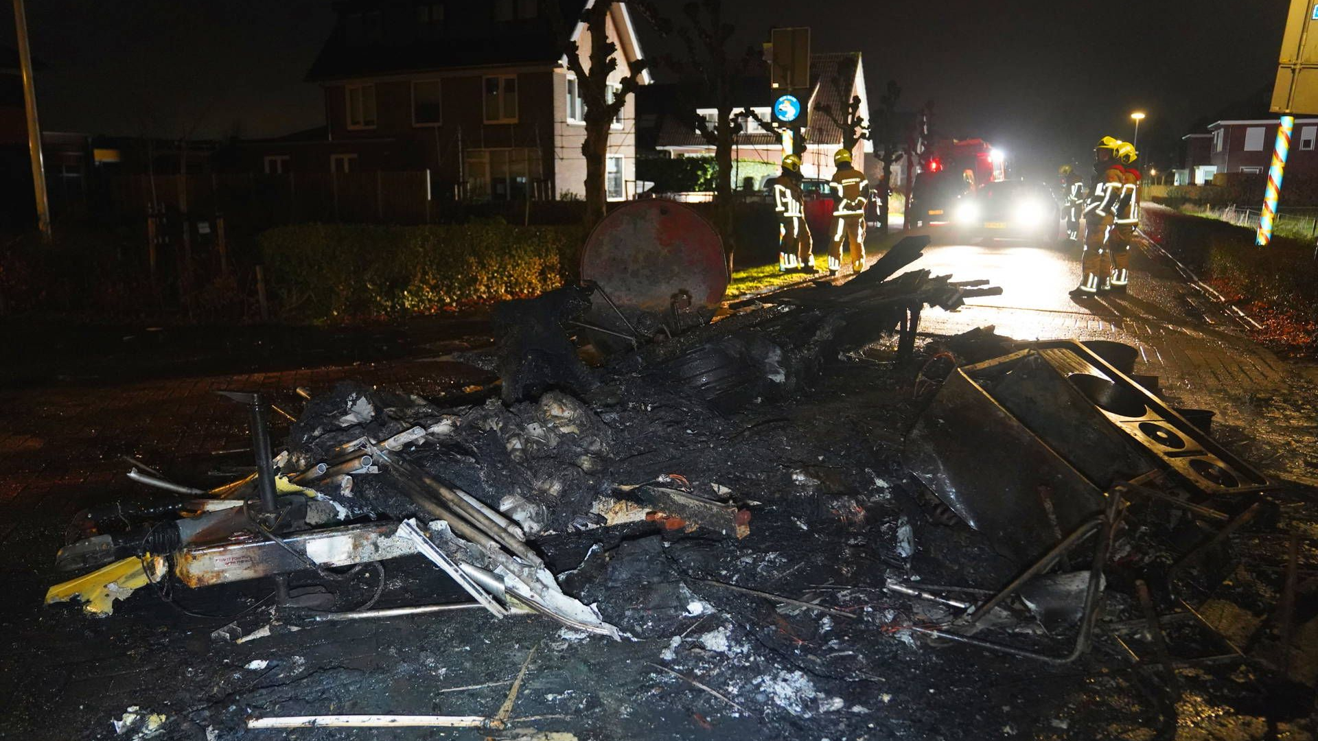 Caravan met hout en autobanden in brand gestoken