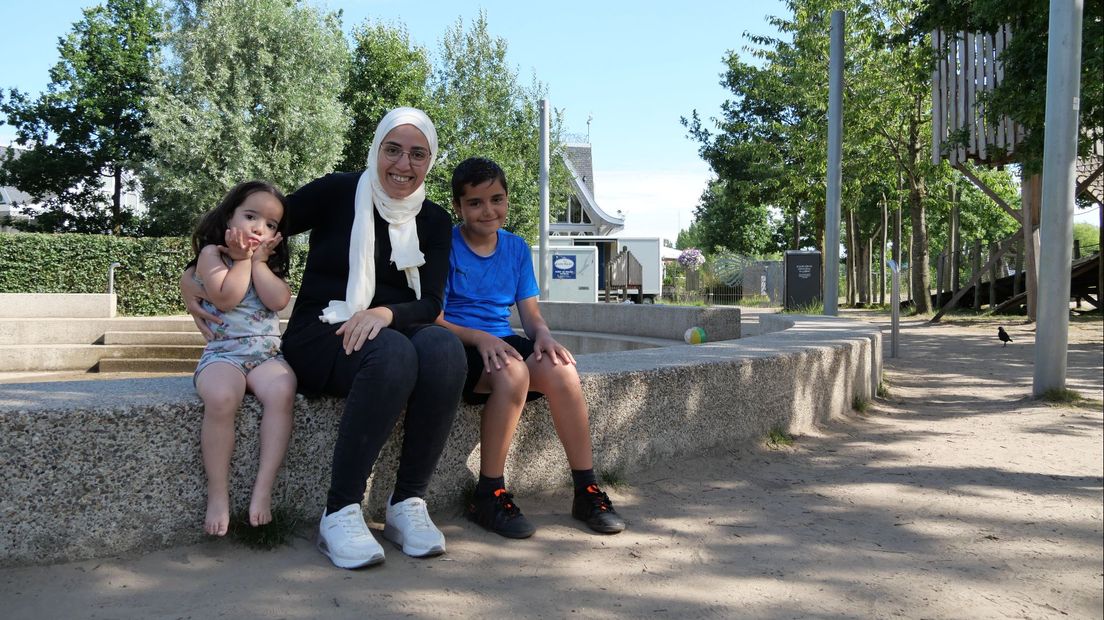 Bayan en haar twee kinderen: Taym en Sana.