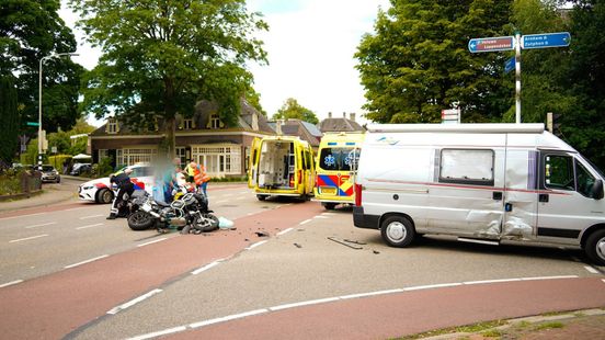 Meisjes gewond na aanrijding • motorrijder en bijrijder naar ziekenhuis. Meisjes gewond na aanrijding • motorrijder en bijrijder naar ziekenhuis.