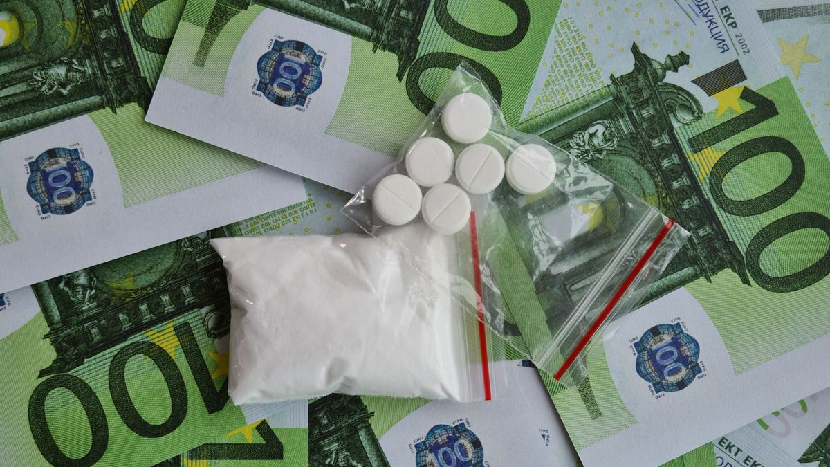 Harddrugs en vuurwapen gevonden bij inval in kamer Hoensbroek