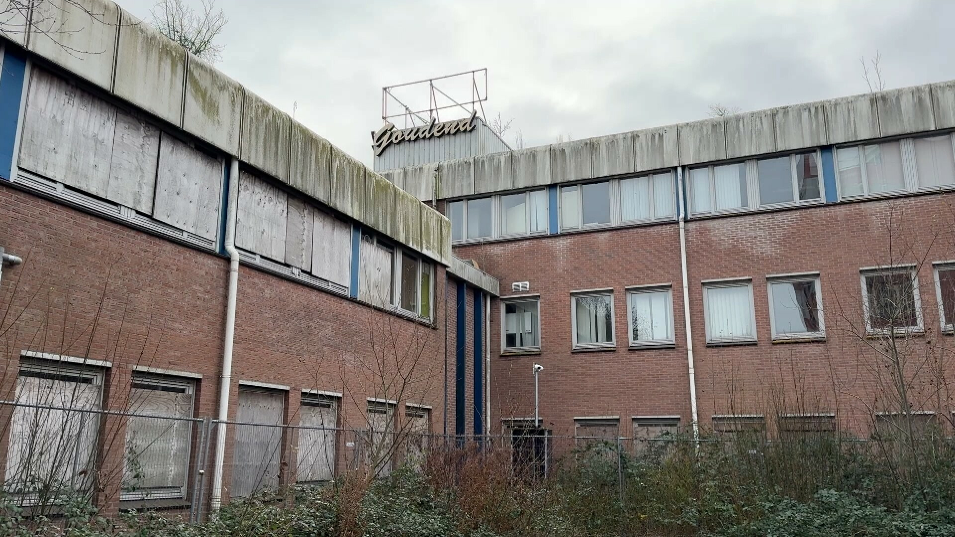 Dit droevige pand in Middelburg is al het zoveelste gebouw dat de eigenaar laat verpauperen