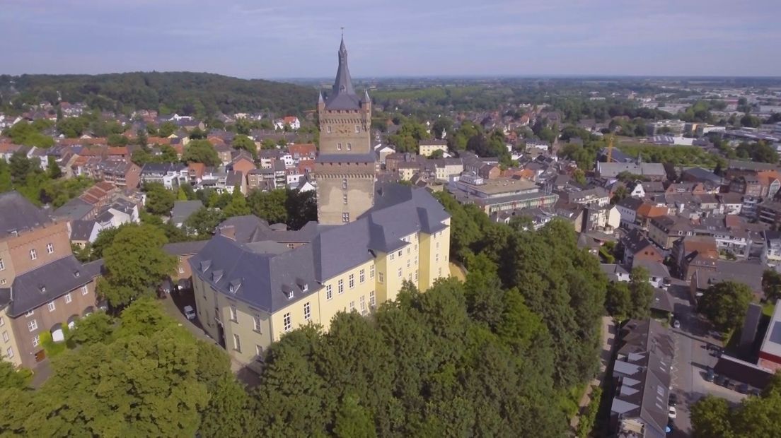 Grote delen van de Liemers en de Overbetuwe waren lange tijd in handen van de Duitsers. In de zeventiende eeuw werd de regio aangestuurd vanuit het kasteel in Kleef. Huissen, Zevenaar, Wehl en wat kleine dorpen waren enclaves van het Duitse Kleef. En daar kun je nu nog steeds de Duitse invloeden merken.