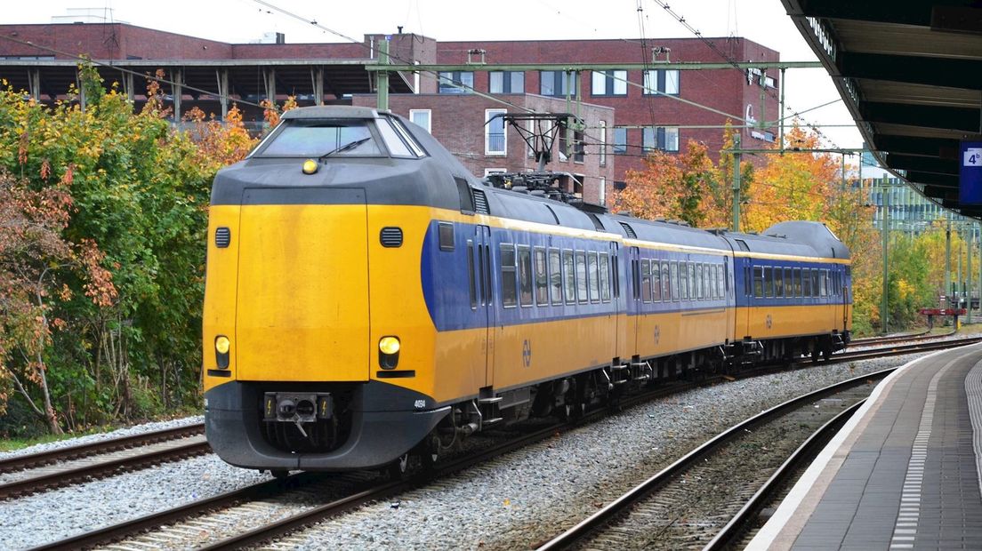 Trein op station Deventer stilgezet voor schennispleger