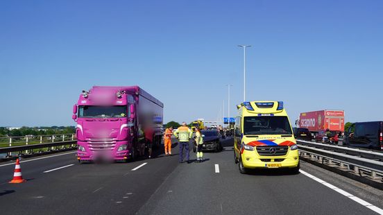Vrachtwagen en twee auto's botsen op snelweg