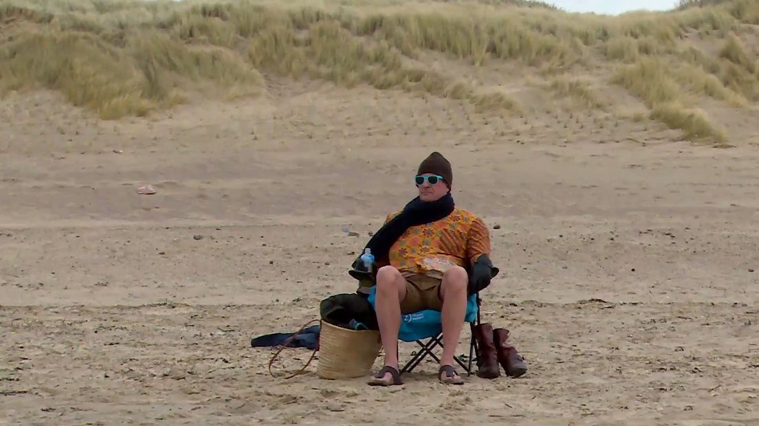 Deze Omroep Zeeland-verslaggever is een hardnekkige strandganger bij koud weer