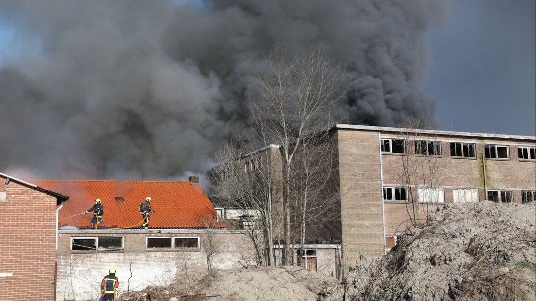 Bij de brand komt veel rook vrij die goed zichtbaar is in de omgeving