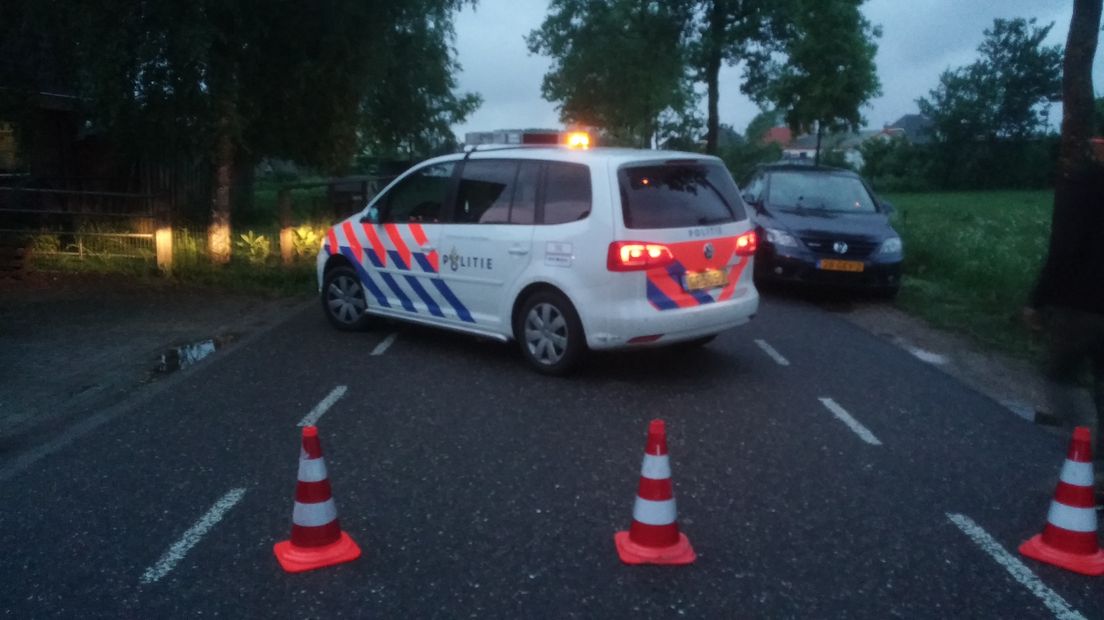 Een bergingsbedrijf heeft maandagavond in Echteld een auto uit de Linge getakeld. Volgens een betrokkene heeft de bestuurder de auto op eigen kracht kunnen verlaten en heeft hij zelf de politie gebeld. De man raakte met zijn auto in de rivier, nadat hij moest uitwijken voor een reiger, zo vertelt de betrokkene.
