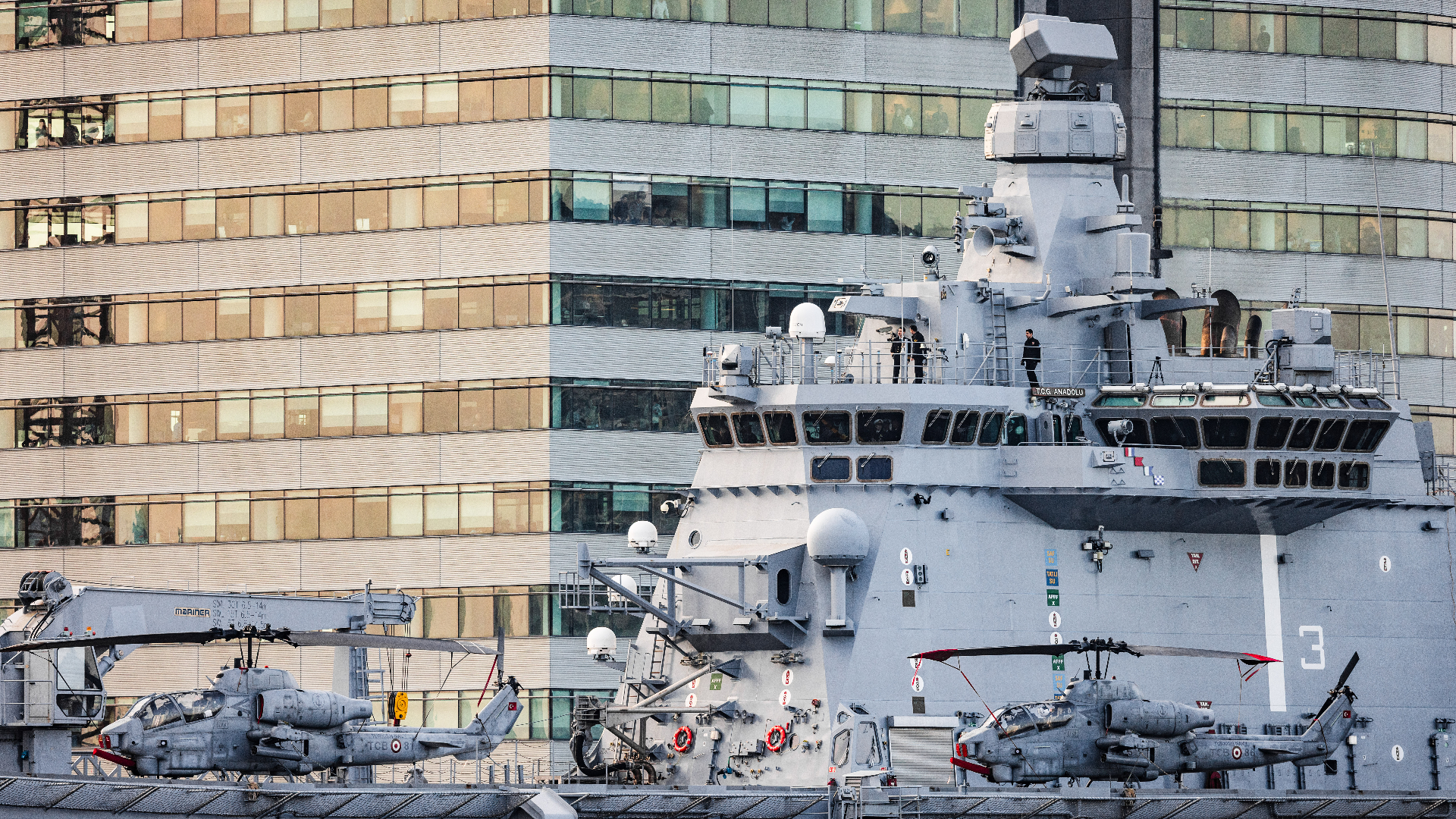 Bij sommige bedrijven werd het werk even aan de kant gelegd om vanuit het kantoor de marineschepen te bewonderen.