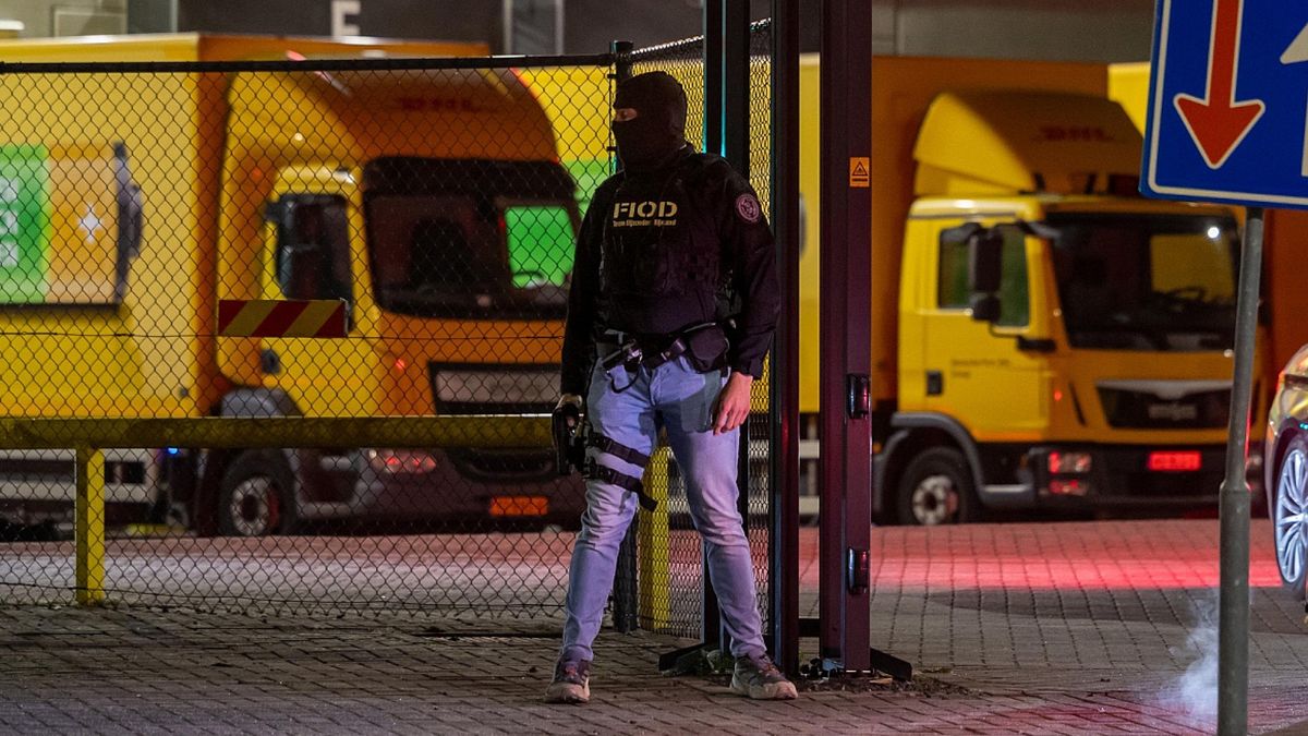 Voor miljoenen euro's aan drugs in postpakketten gevonden bij inval met arrestatieteam