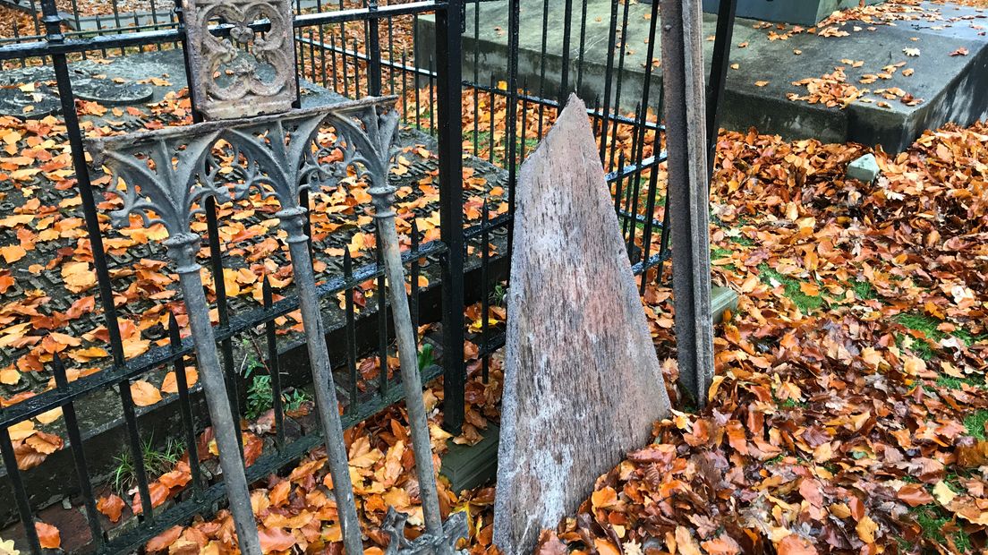 Heel wat stukken van graf  Brumsteede zijn door ijzerrotting losgekomen van het grafmonument (Rechten: Margriet Benak / RTV Drenthe)