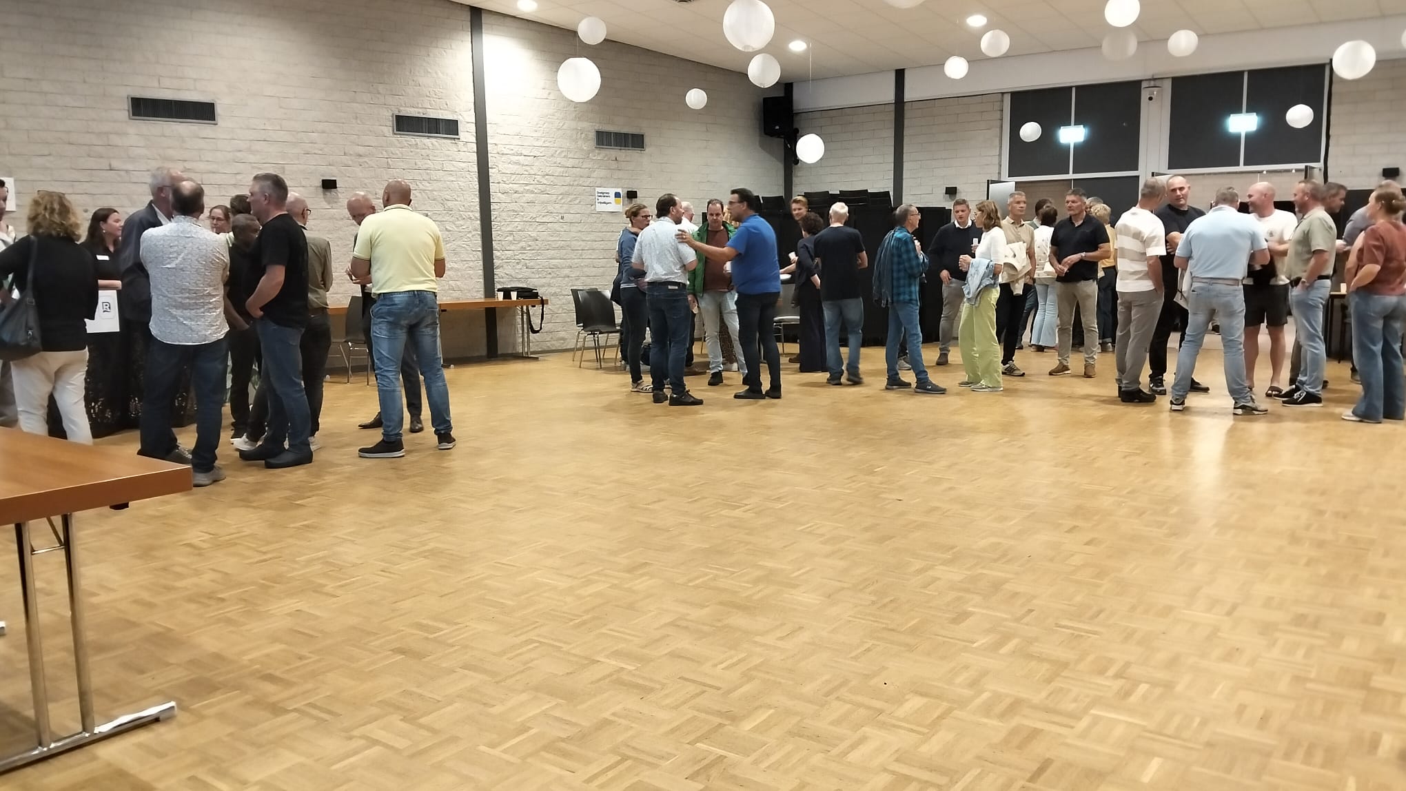 In dorpshuis De Meiboom konden belangstellenden vragen stellen over de opvanglocatie Schapendijk in Krabbendijke