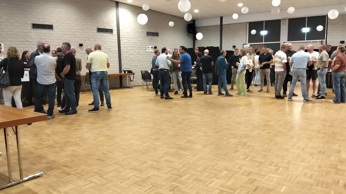 In dorpshuis De Meiboom konden belangstellenden vragen stellen over de opvanglocatie Schapendijk in Krabbendijke