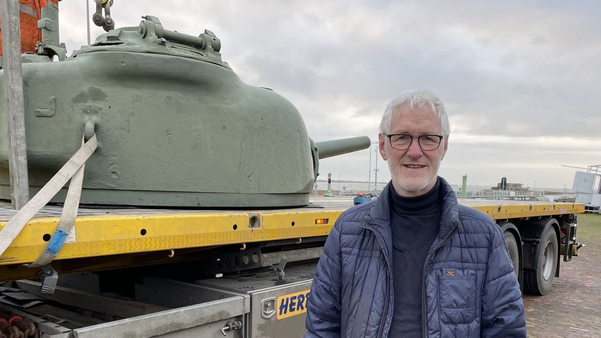 Koepel Shermantank van vier ton na 30 jaar van zijn plek gehaald: 