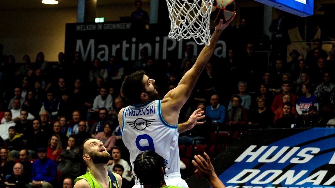 Andrej Magdevski onder de basket in het bekerduel tegen ZZ Leiden