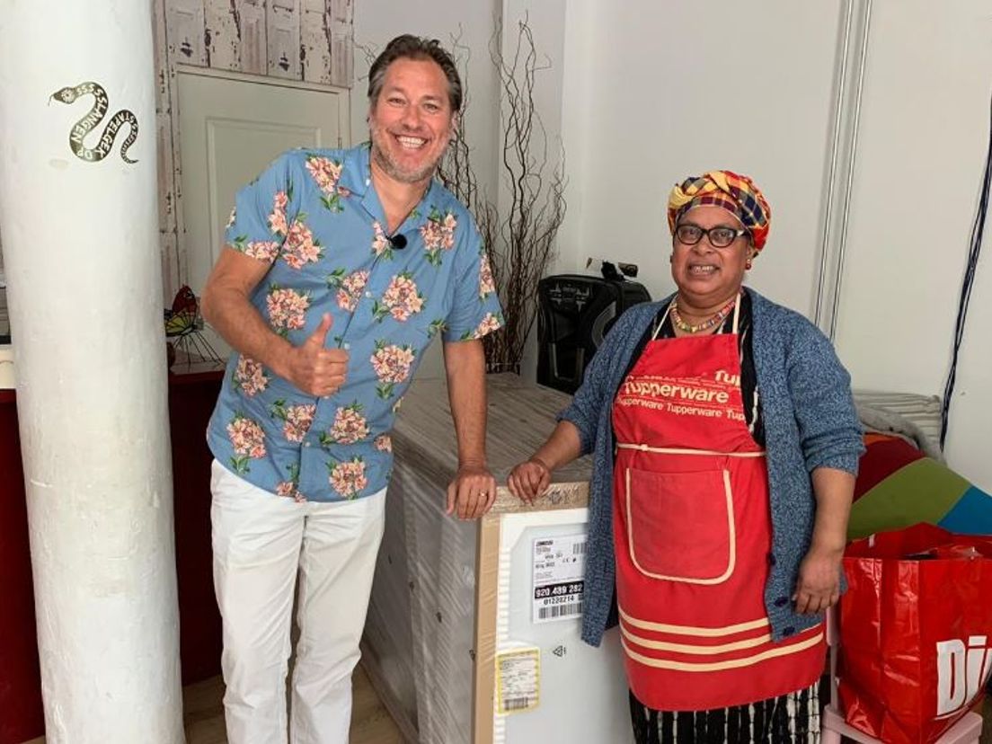 Sander de Kramer en Ingrid Vriendwijk bij de nieuwe vrieskist