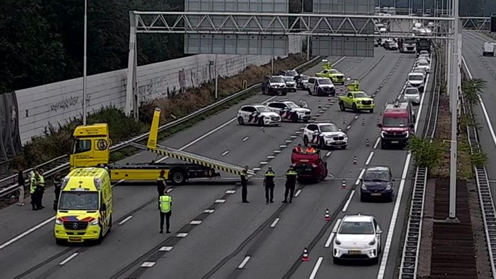 De auto ligt midden op de A20.