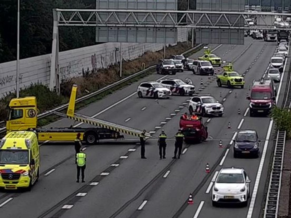 Auto over de kop op snelweg