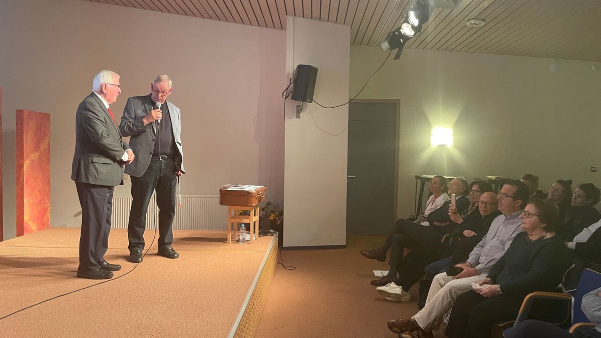Nabestaanden komen naar Kamp Westerbork voor identificatie film: 'Cirkel is rond'