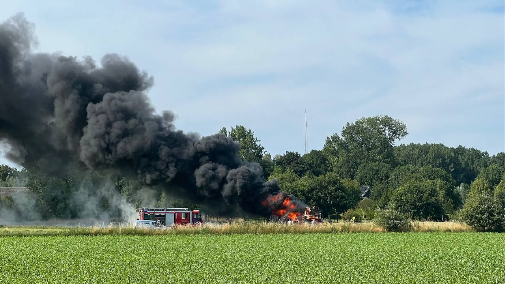 Hakselaar vliegt in brand, boer ongedeerd