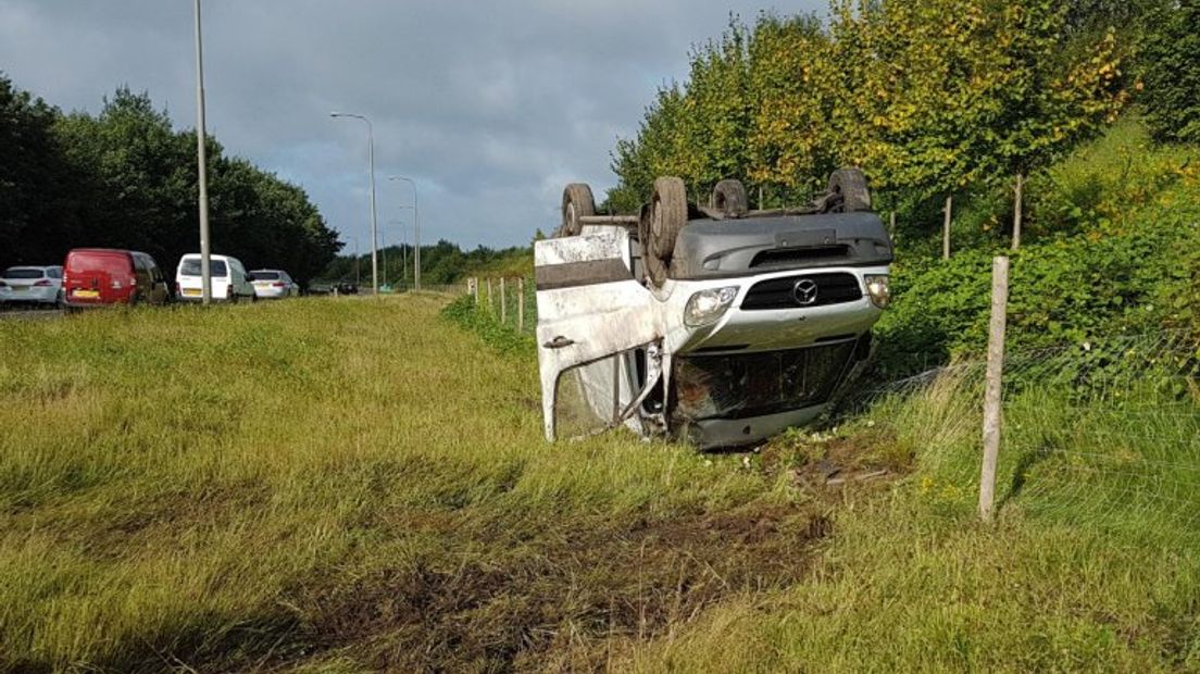 Busje op de kop in de berm (Rechten: Persbureau Meter)