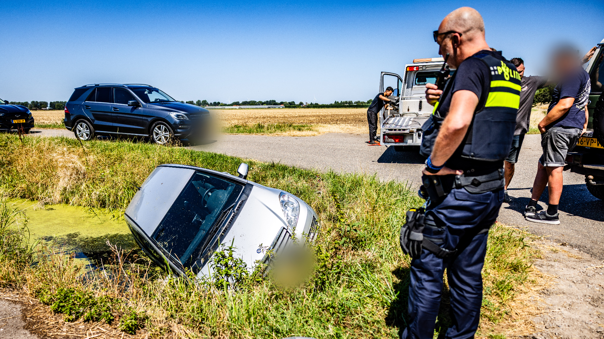 De bestuurder van de auto maakte een inschattingsfout in de bocht, en belandde vervolgens in de sloot