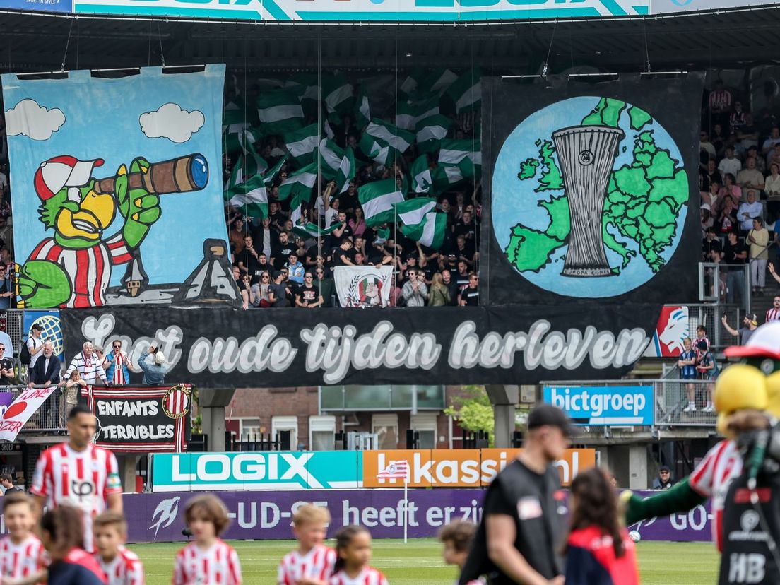 Sparta Piet richt zijn verrekijker op de Conference League-trofee, een sfeeractie van Sparta-supporters voor het duel met Cambuur