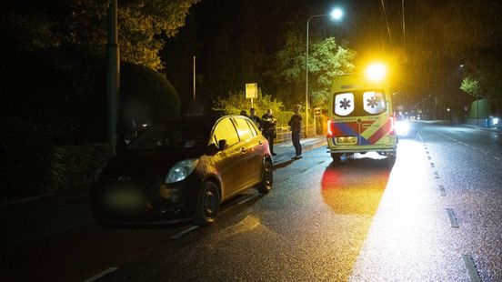 Fietser botst op geparkeerde auto en raakt gewond