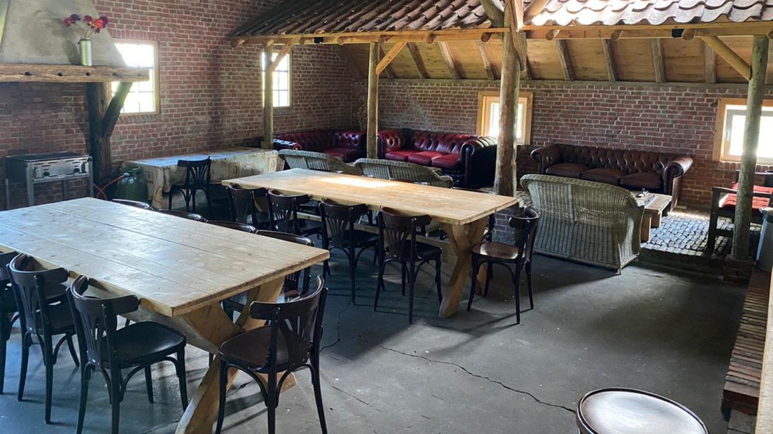 Een lege eetzaal in de kampeerboerderij