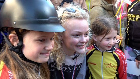 Culemborg huldigt Olympische zussen Velzeboer: ‘Handtekening gaat nooit meer in de was’