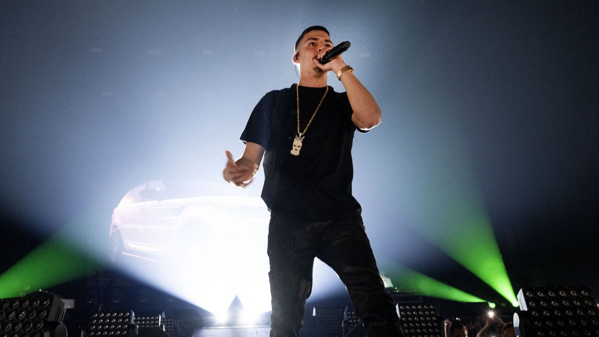 Rapper Boef vergeet koffer terwijl hij show moet geven in Leiden: 'Wie heeft er een jas te leen?'