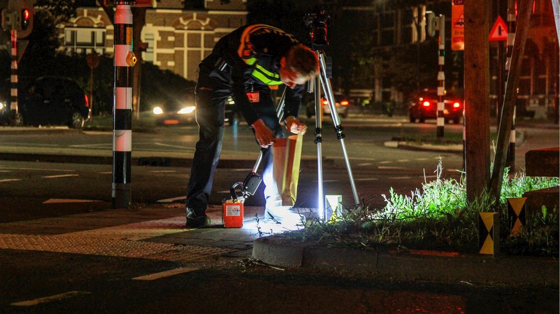 Politie doet onderzoek op de Willemskade in Zwolle na aanrijding fietsster