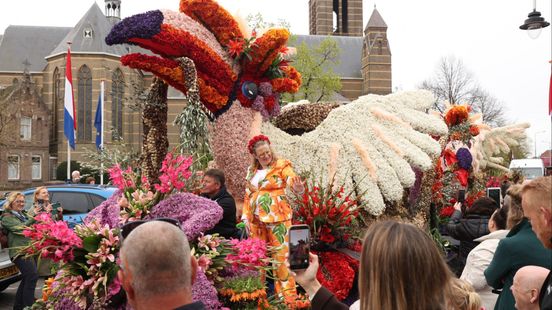 Bloemencorso Bollenstreek: Massa's mensen op de been, sprookjesachtige wagens en heel veel bloemen Nieuws