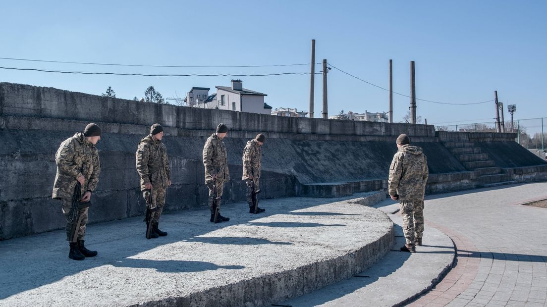 Militairen in Oekraïne herdenken slachtoffers van de luchtaanval in Yavoriv