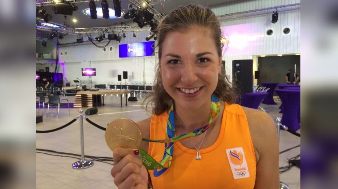 Paulis met haar medaille (Rechten: Karin Mulder / RTV Drenthe)
