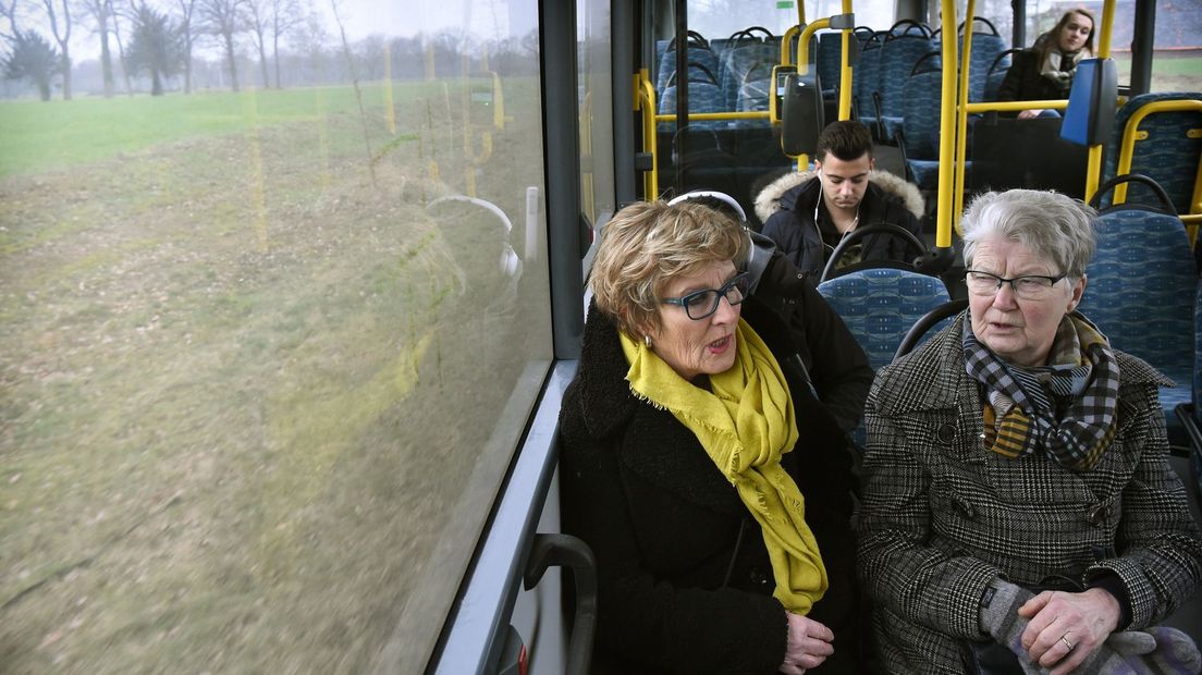 Reizigers in een bus tussen Winterswijk en Groenlo.