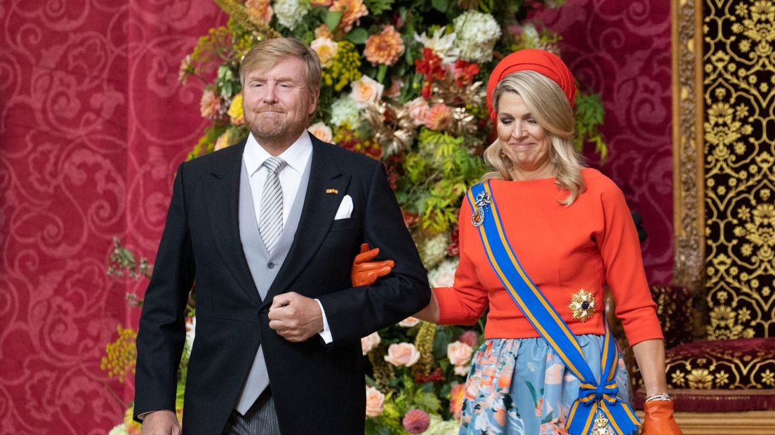 Koning Willem-Alexander en koningin Máxima verlaten de Grote Kerk na het uitspreken van de Troonrede