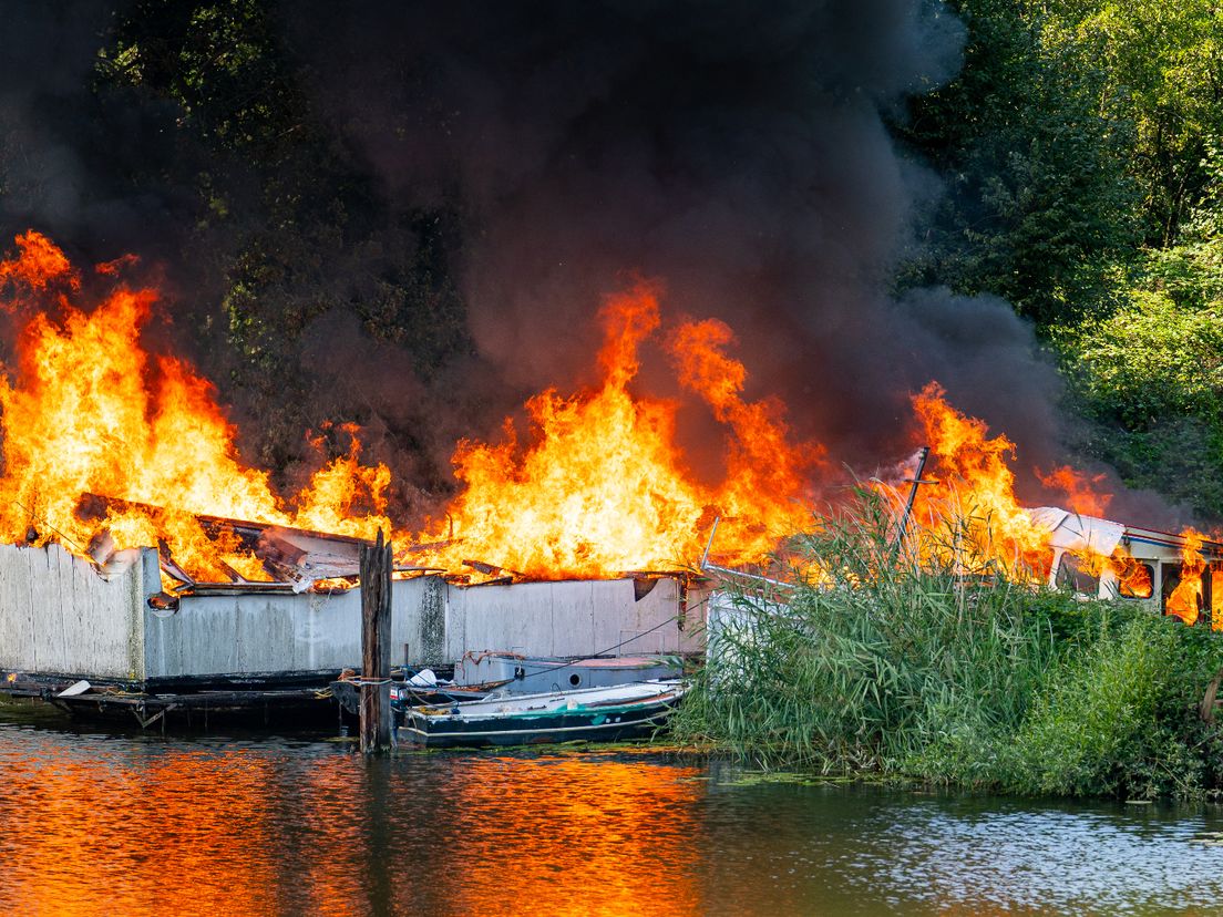 Meerdere schepen en een ponton stonden in brand.