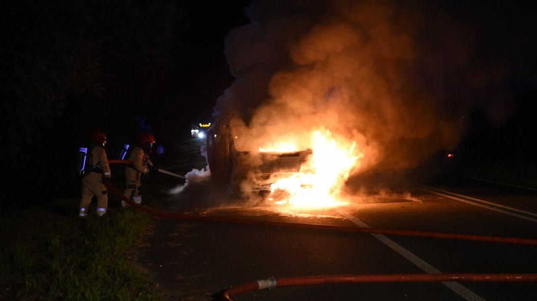 Het bestelbusje is volledig uitgebrand