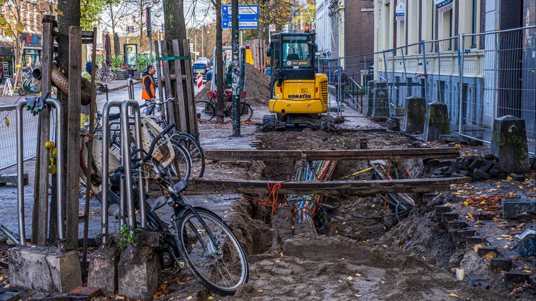 De stoep op de Herengracht is moeilijk begaanbaar door onderhoud aan de gasleidingen