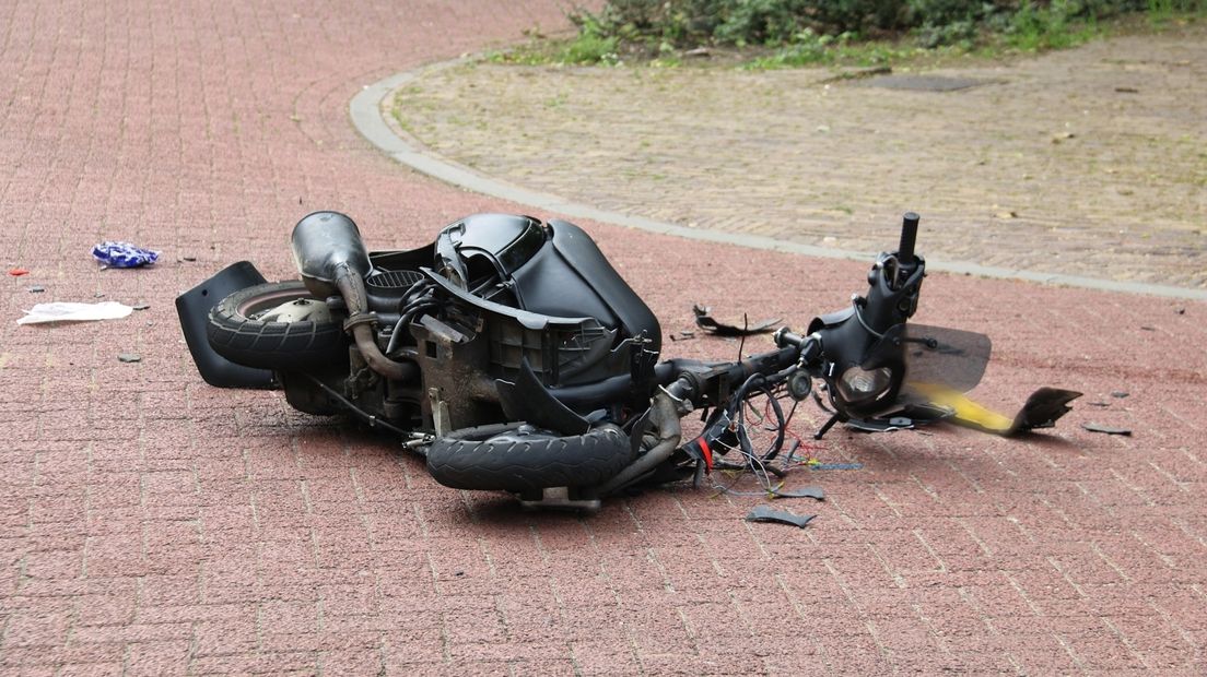 Scooterrijder gewond bij botsing met auto (video)