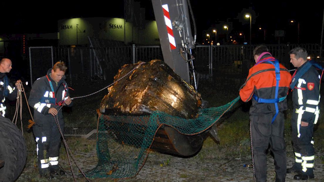 Brandweer vist vat uit Twentekanaal