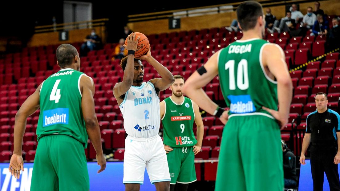 Donar-speler Donte Ingram tegen Kapfenberg Bulls in de Europe Cup