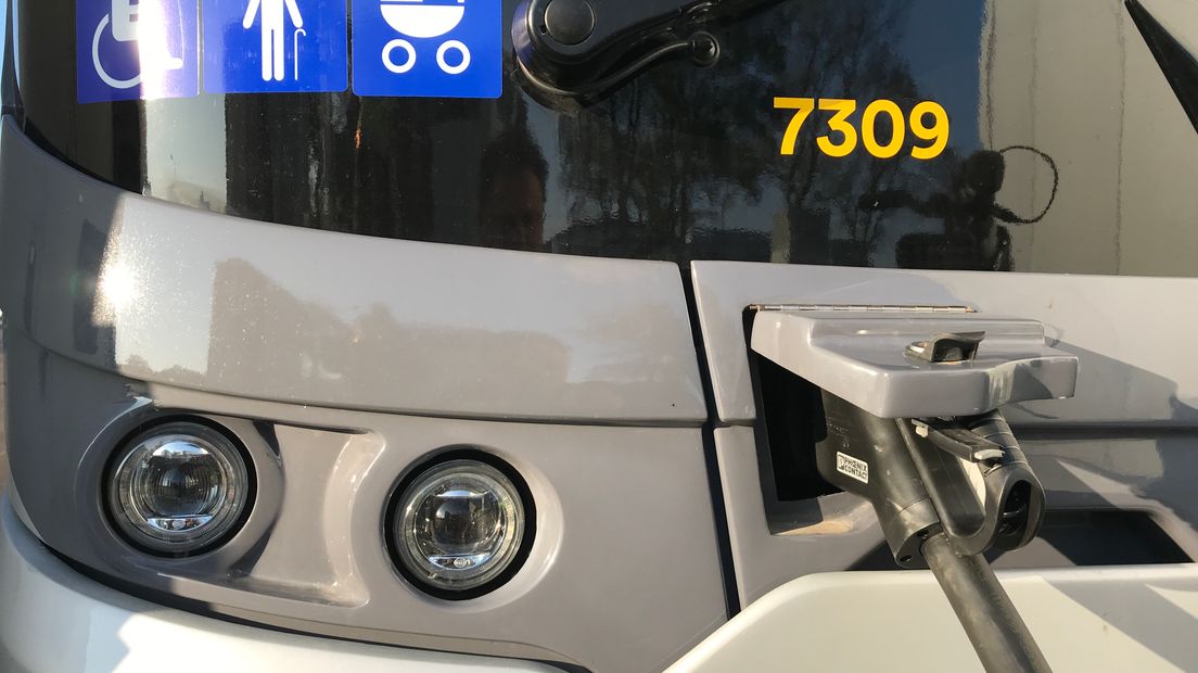 De elektrische Drentse streekbussen gaan net zoals een elektrische auto met een stekker aan een laadpaal (Rechten: Serge Vinkenvleugel/RTV Drenthe)