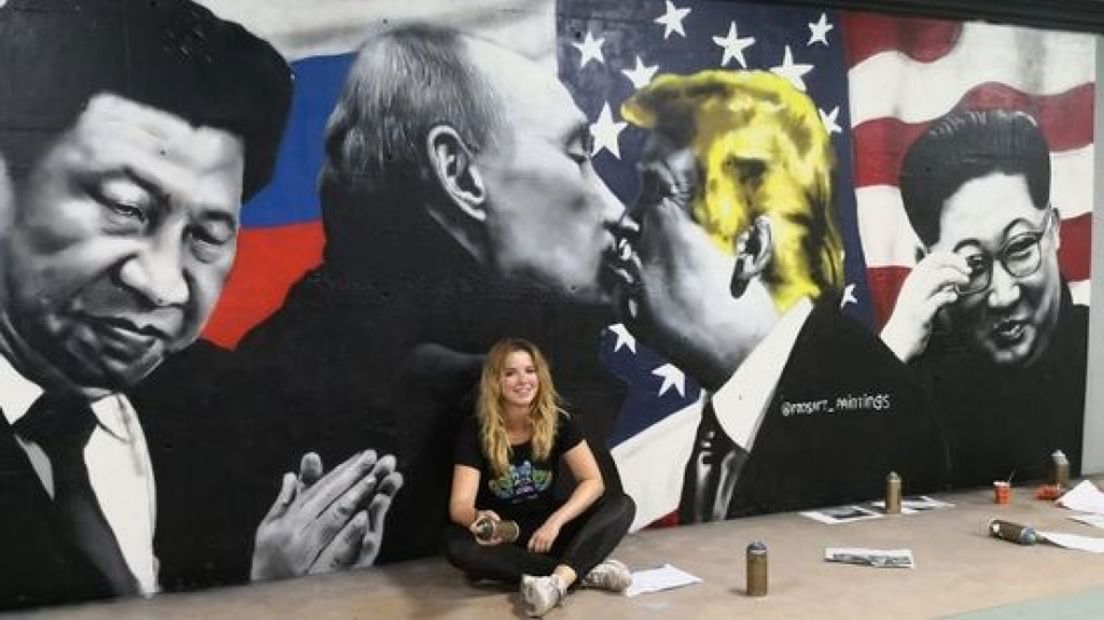 Rosalie de Graaf bij haar beroemdste kunstwerk, een kussende Vladimir Poetin en Donald Trump.