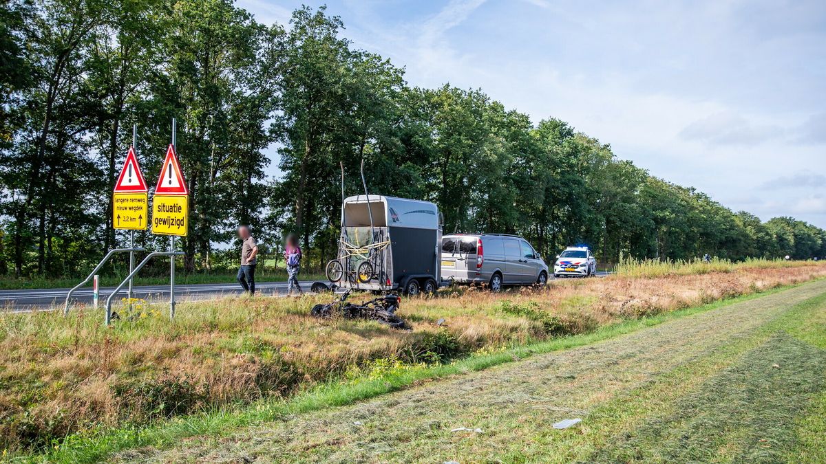 Scooterrijder ernstig gewond na aanrijding met een auto met paardentrailer bij Oosterwolde