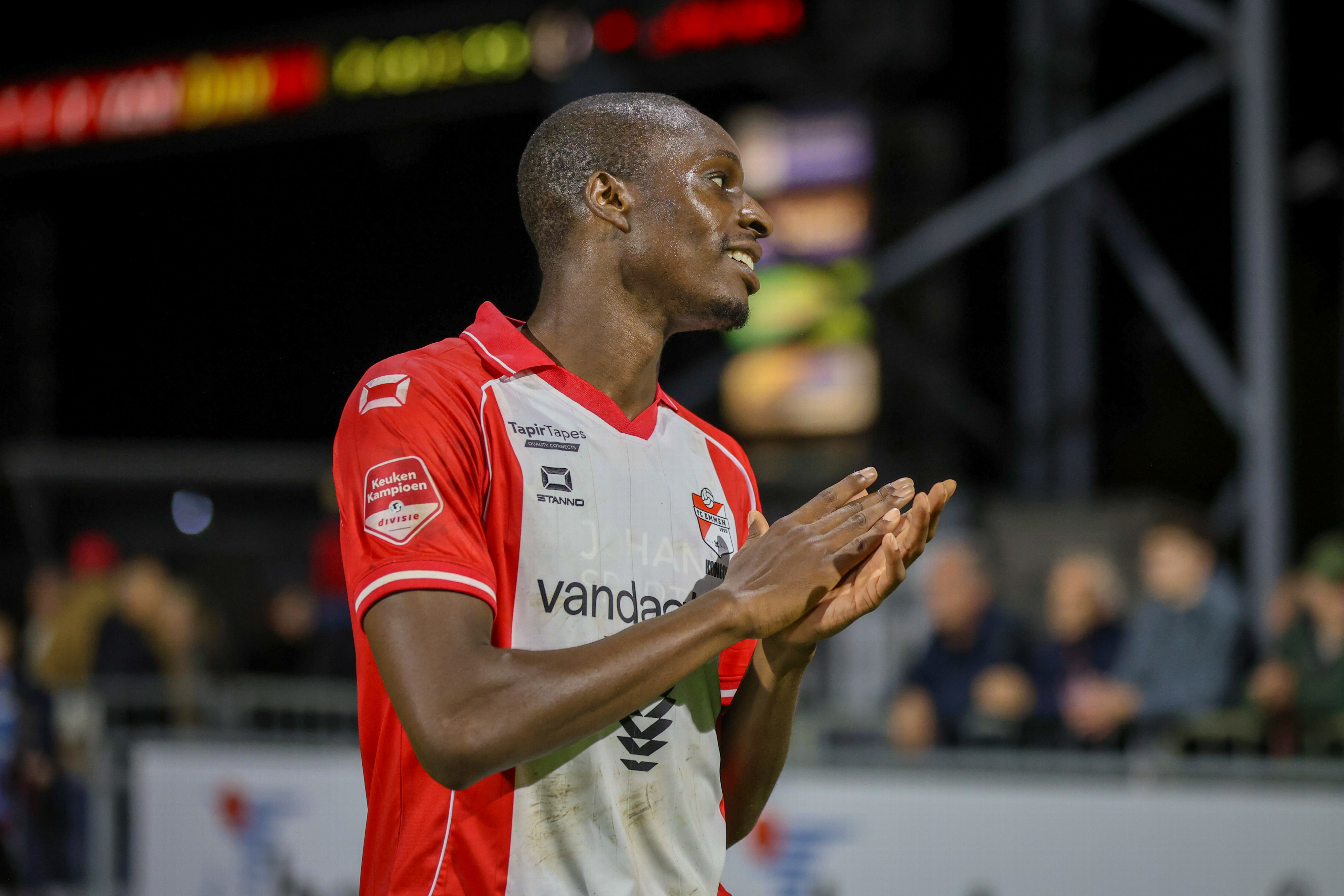 Rodney Kongolo bedankt het publiek na een degelijke wedstrijd van zijn kant