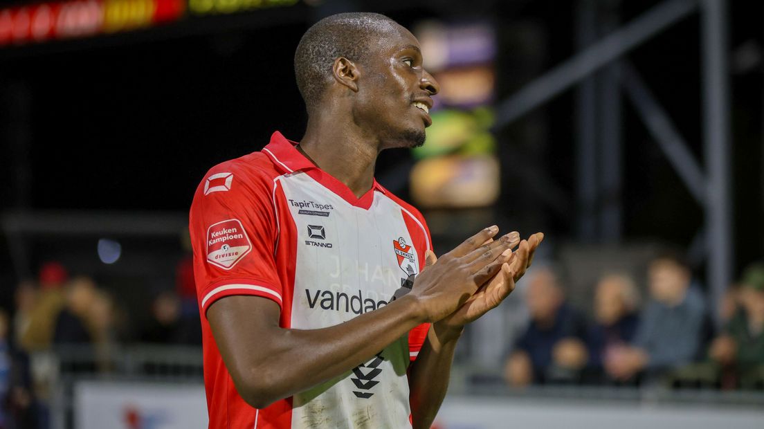 Rodney Kongolo bedankt het publiek na een degelijke wedstrijd van zijn kant