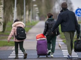 Omwonenden nemen advocaat in de arm om azc bij vliegbasis Leeuwarden te keren